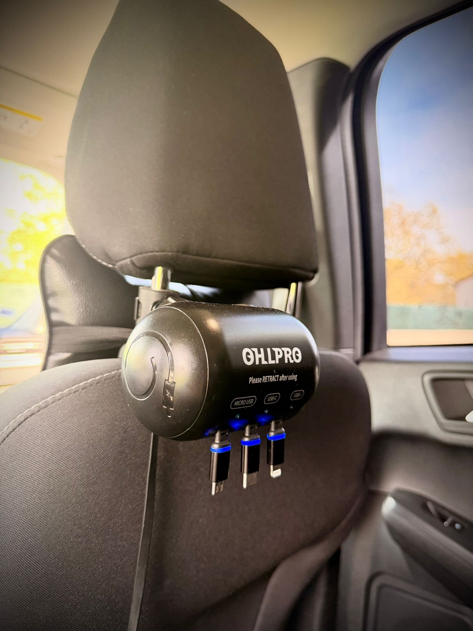 Chargeur multi-prises USB-C et Lightning à bord du taxi Ozel — smartphones et tablettes