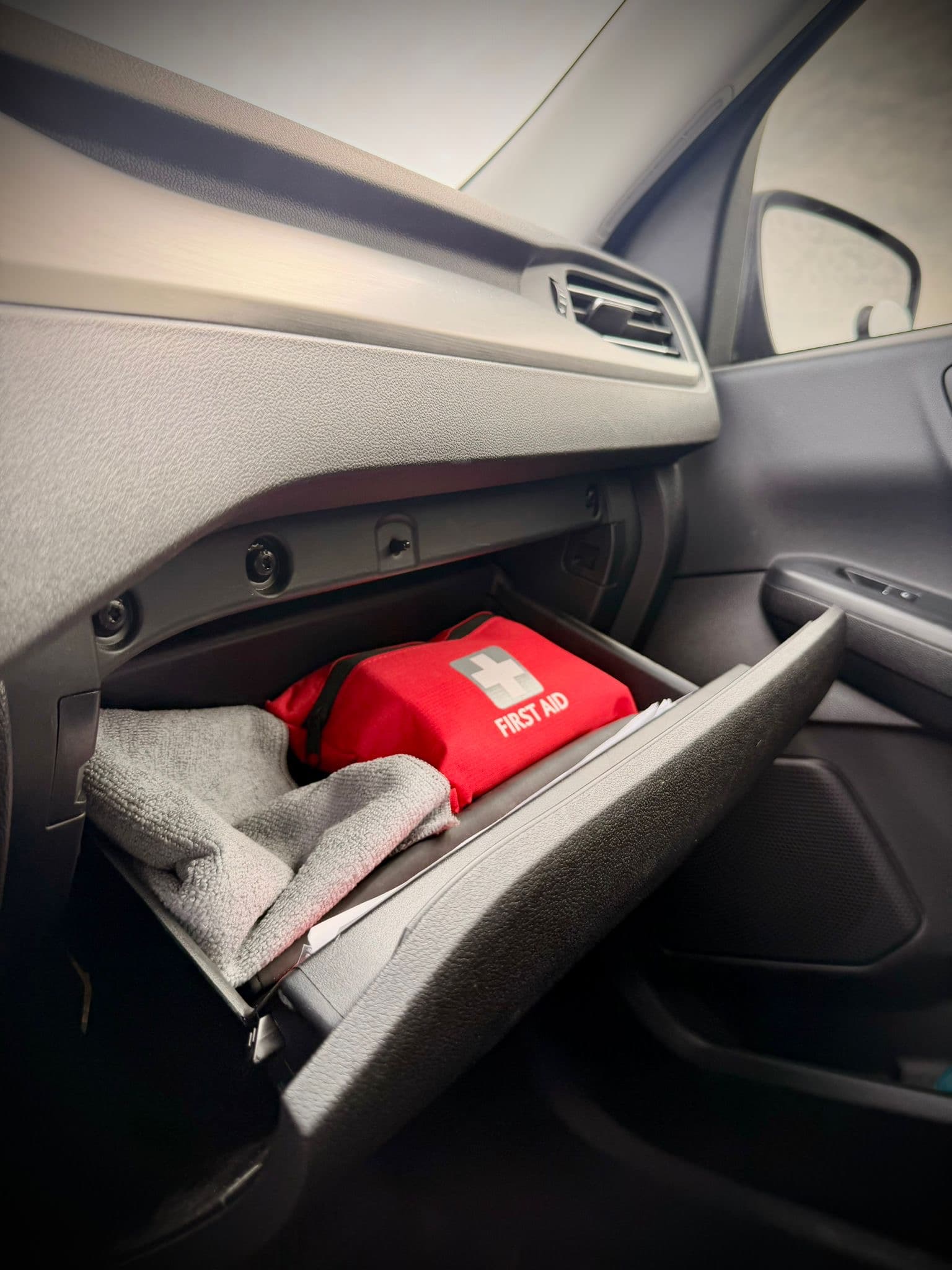 Détails de sécurité du taxi Ozel : trousse de premiers secours et équipements hygiène à bord