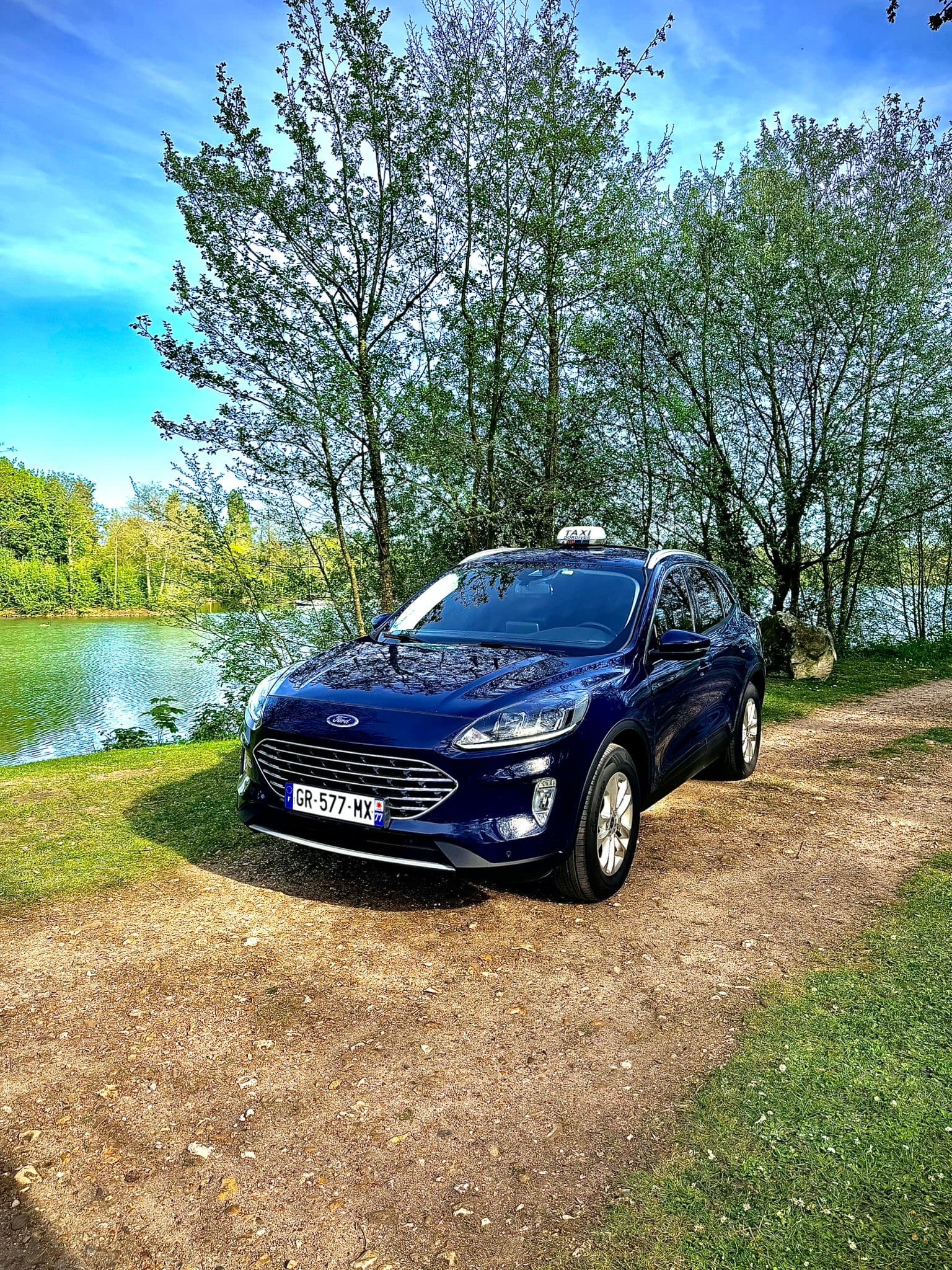 SUV hybride Taxi Ozel vu de l'extérieur, stationné pour transfert conventionné Montargis