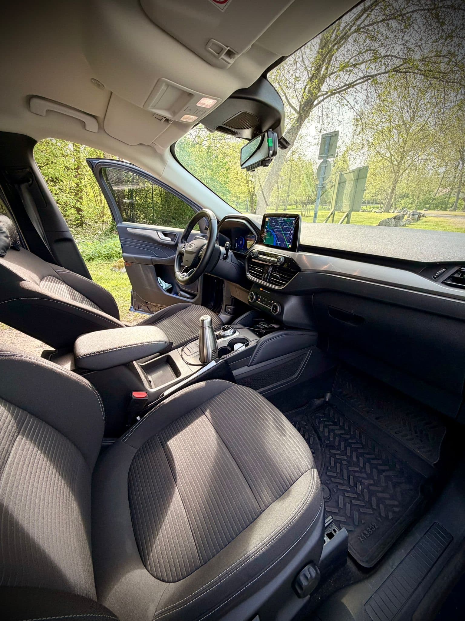 Vue avant de l'habitacle du taxi Ozel — tableau de bord moderne et visibilité optimale