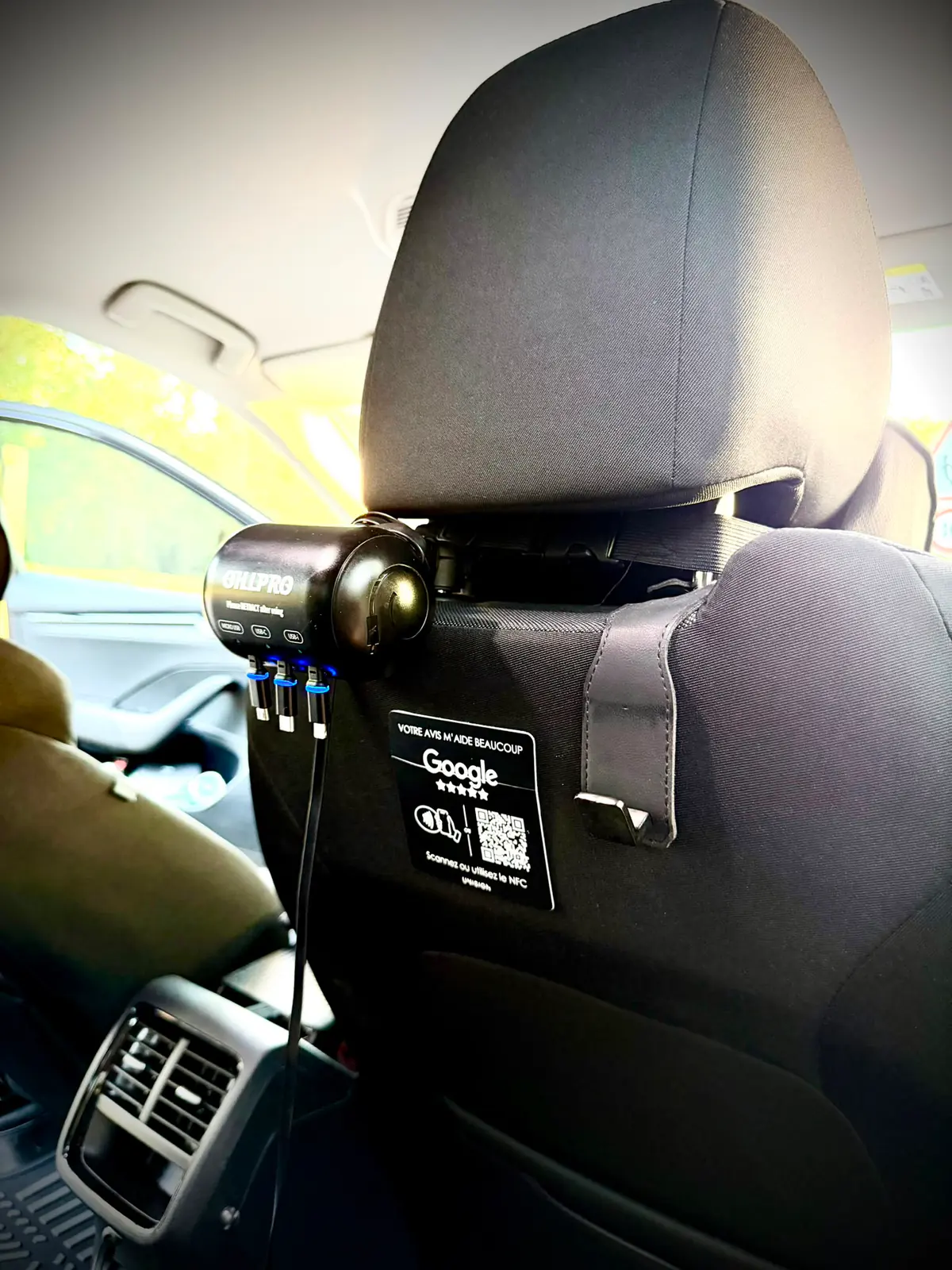 Chargeur multi-prises USB fixé à l'appuie-tête de la Škoda Octavia de Taxi Ozel, pour smartphones et tablettes