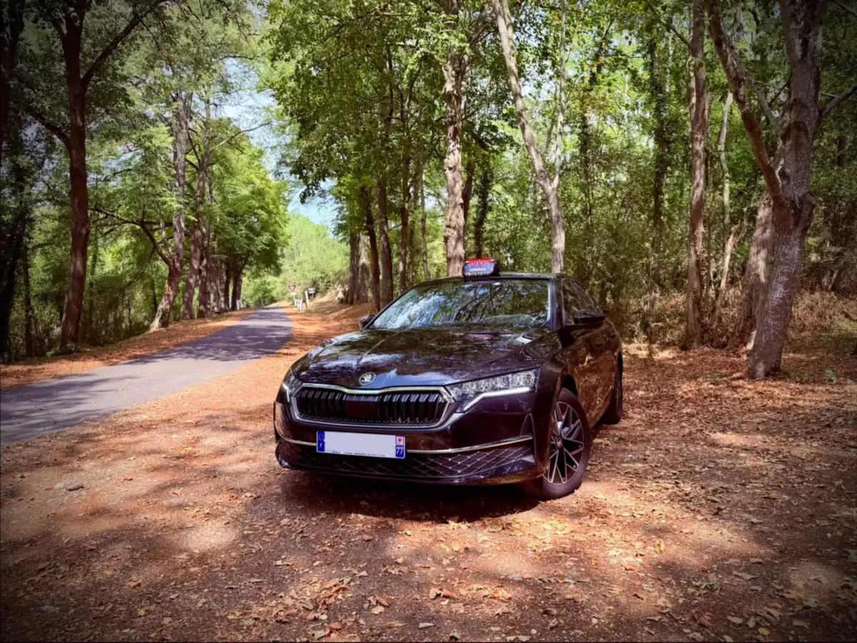 Berline Škoda Octavia de Taxi Ozel vue de face, stationnée sur une route de campagne du Loiret