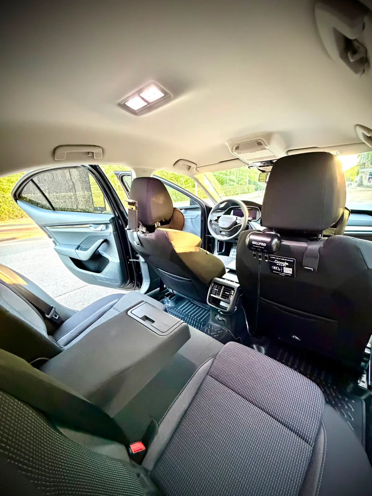 Habitacle propre et soigné de la Škoda Octavia de Taxi Ozel, vu depuis la banquette arrière