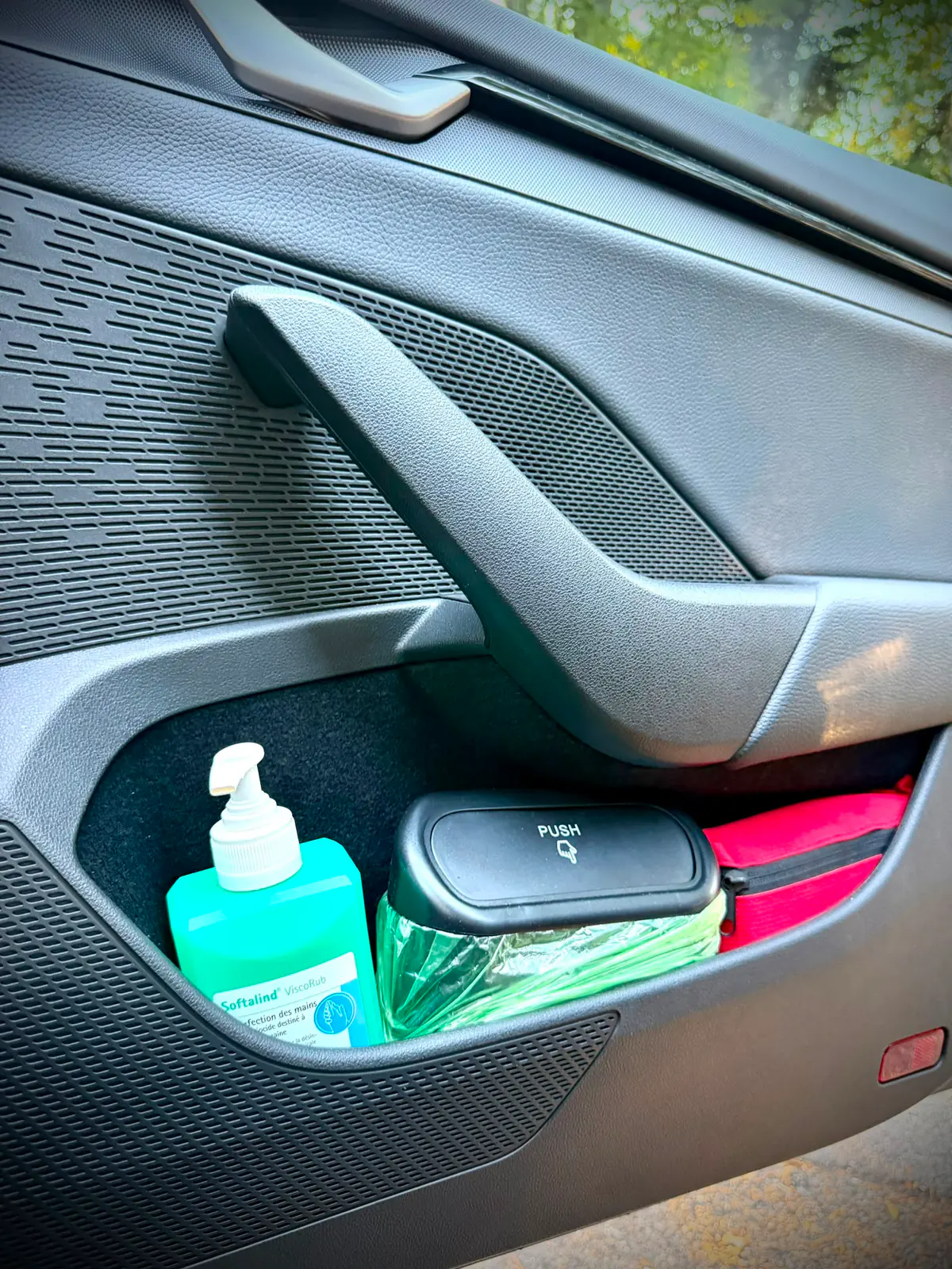Rangement de portière de la Škoda Octavia de Taxi Ozel avec gel désinfectant et lingettes à disposition